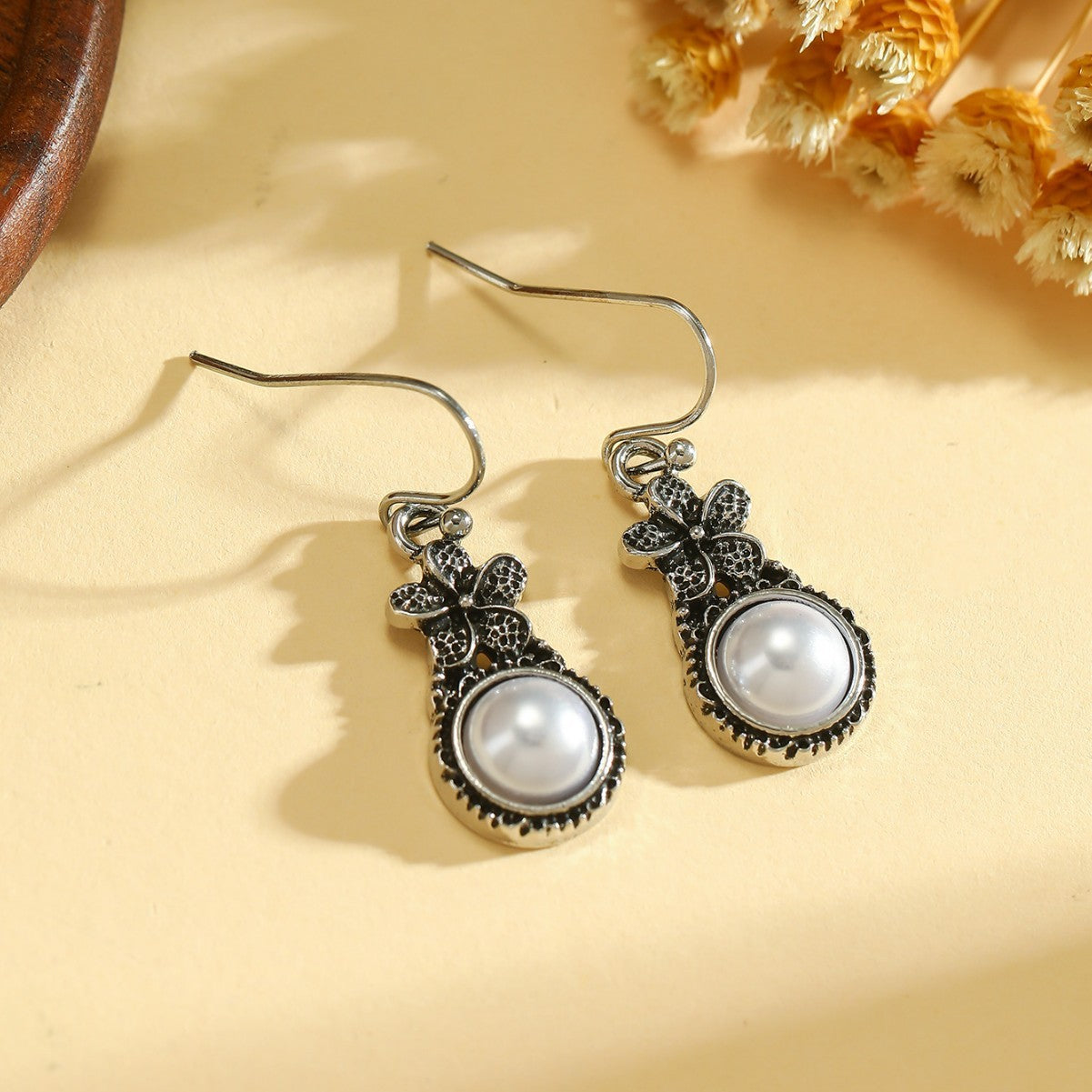 Environmental Alloy Plating Vintage Silver Plated Flower Inlaid Pearl Earrings